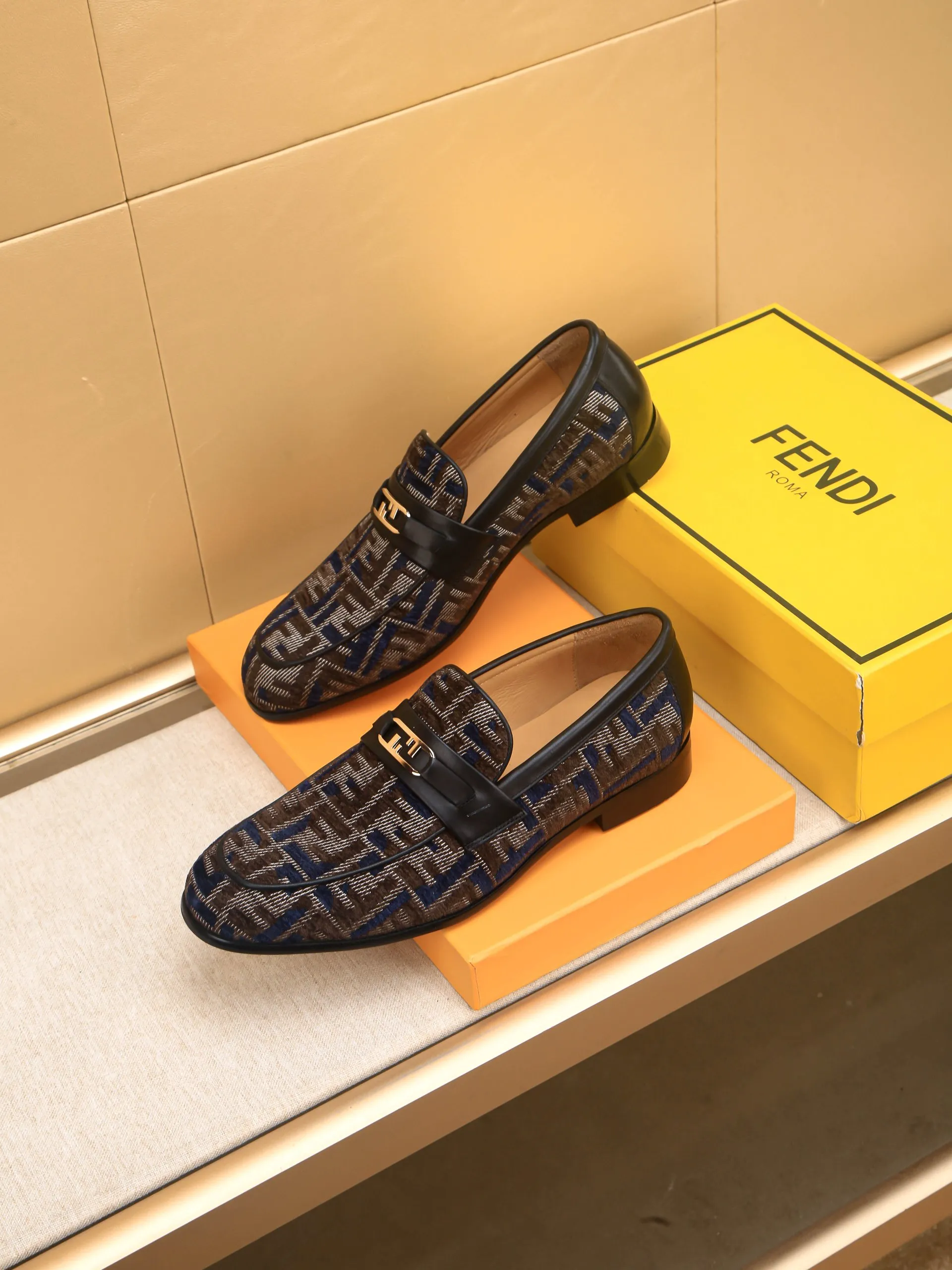 Men's shoes💰460 🕷🕷【FENDI】The latest men's formal leather shoes🇨🇳Classic series not to be missed💯The first layer is made of imported first-layer cowhide☘Original quality, the leather is smooth and delicate🎋Awesome version, perfect streamlined outline🍇🐮Leather lining, code number 39-44...(customized at 38.45.46.47)